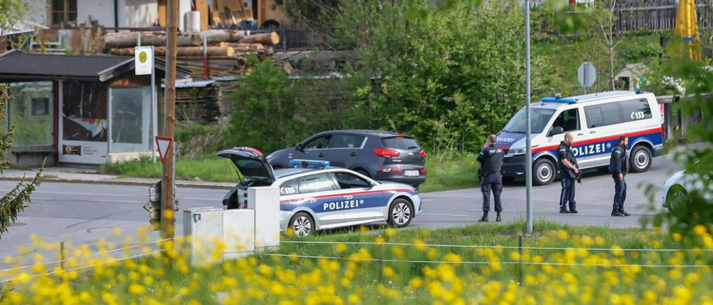 Polizisten sind in der Nähe des Tatorts im Einsatz, nachdem in der Nacht auf Samstag  ein Mann seine ehemalige Lebensgefährtin erschossen haben soll. 