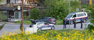 Polizisten sind in der Nähe des Tatorts im Einsatz, nachdem in der Nacht auf Samstag  ein Mann seine ehemalige Lebensgefährtin erschossen haben soll.