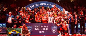 Die BR Volleys feiern den Titelgewinn. 
