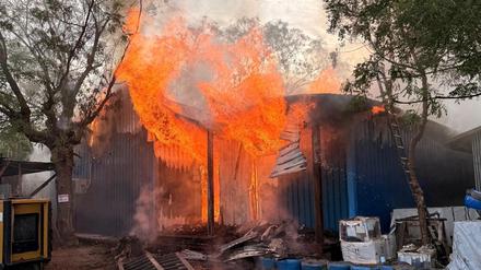 Ein Feuer brennt nach einem Luftangriff, auf das letzte verbliebene Krankenhaus und die Apotheke in der nördlichen Stadt Old Fangak im Bezirk Fangak, Südsudan.