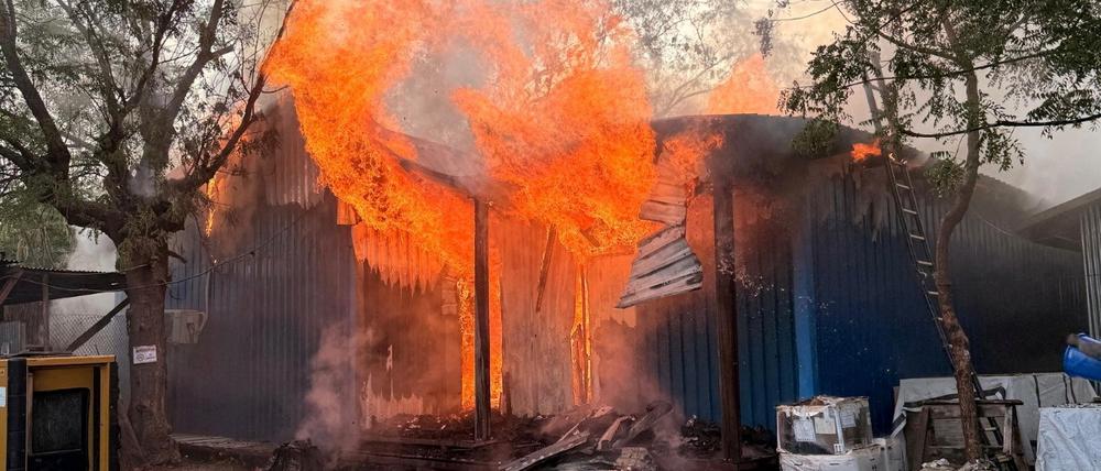 Ein Feuer brennt nach einem Luftangriff, auf das letzte verbliebene Krankenhaus und die Apotheke in der nördlichen Stadt Old Fangak im Bezirk Fangak, Südsudan.