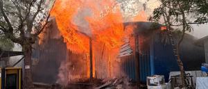 Ein Feuer brennt nach einem Luftangriff, auf das letzte verbliebene Krankenhaus und die Apotheke in der nördlichen Stadt Old Fangak im Bezirk Fangak, Südsudan.