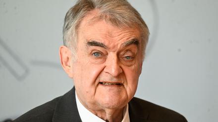 NRW-Innenminister Reul lehnt Schnellschüsse im Umgang mit AfD-Mitgliedern im Staatsdienst ab (Archivbild)