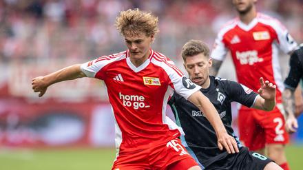 Offensive Schienenspieler unter sich: Tom Rothe (links) gegen Bremens Mitchell Weiser.