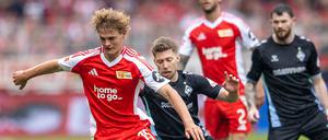Offensive Schienenspieler unter sich: Tom Rothe (links) gegen Bremens Mitchell Weiser.