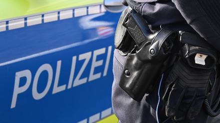 Ein Mann wurde von Beamten am Oberschenkel angeschossen. (Symbolbild)