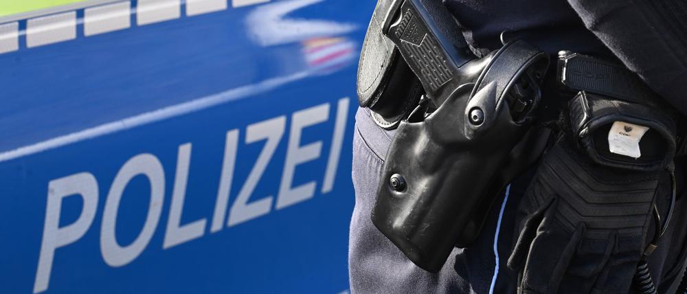 Ein Mann wurde von Beamten am Oberschenkel angeschossen. (Symbolbild)