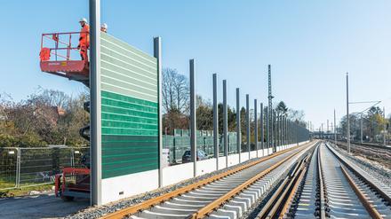 Die Bahn muss beim Lärmschutzausbau entlang der Bestandsstrecke mehr Tempo machen. (Archivbild)