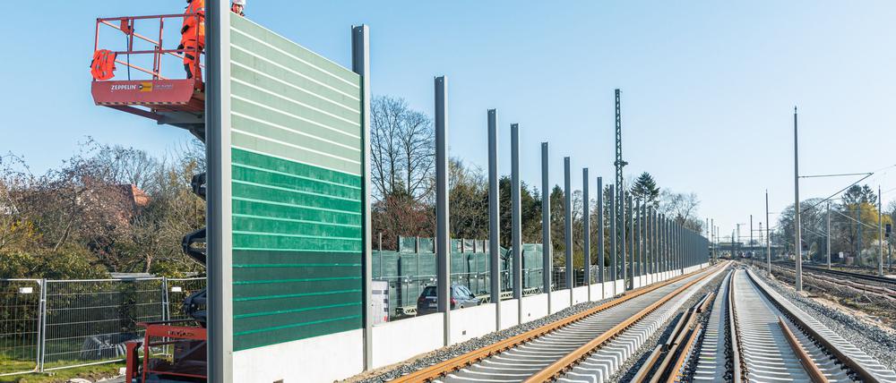 Die Bahn muss beim Lärmschutzausbau entlang der Bestandsstrecke mehr Tempo machen. (Archivbild)