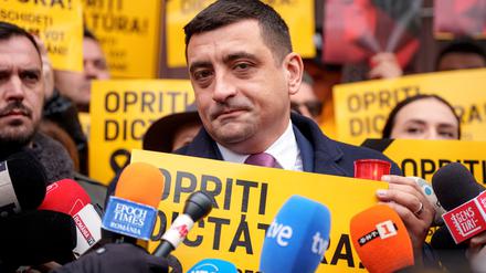 Der Rechtspopulist George Simion von der Partei AUR gilt als Favorit bei der Präsidentenwahl in Rumänien. (Archivbild)