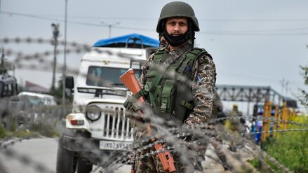 Ein paramilitärischer Soldat steht in Srinagar, der Sommerhauptstadt von Jammu und Kaschmir.