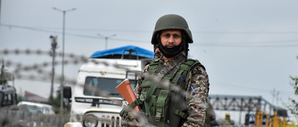 Ein paramilitärischer Soldat steht in Srinagar, der Sommerhauptstadt von Jammu und Kaschmir.