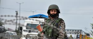Ein paramilitärischer Soldat steht in Srinagar, der Sommerhauptstadt von Jammu und Kaschmir.