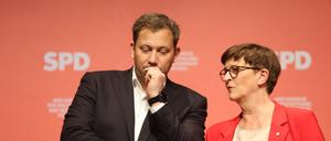 Die-SPD-Co-Chefin Saskia Esken redet mit ihrem Kollegen Lars Klingbeil. 