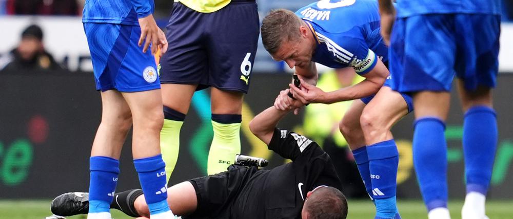 Spieler nutzt Schiedsrichterpfeife - und das ungestraft: Jamie Vardy unterbrach stellvertretend für den am Boden liegenden Offiziellen David Webb die Partie.