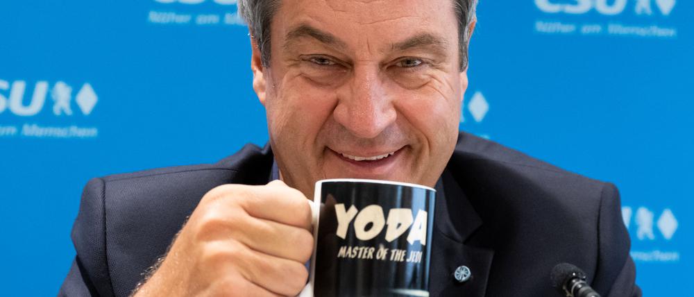 Markus Söder - hier mit „Yoda“-Tasse auf einem Bild aus dem Jahr 2022 - hat zum Star-Wars-Tag gegrüßt. (Archivbild)