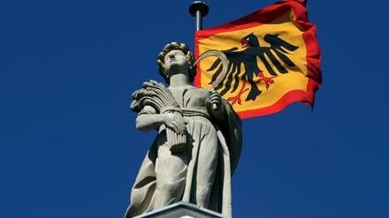 Die Standarte des Bundespräsidenten über dem Schloss Bellevue in Berlin.