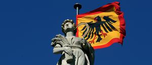 Die Standarte des Bundespräsidenten über dem Schloss Bellevue in Berlin.