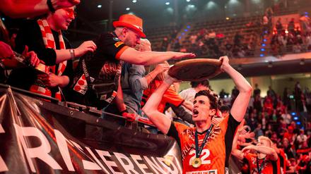 Geburtstagskind Jake Hanes führte die Ehrenrunde für die Berlin Volleys an.