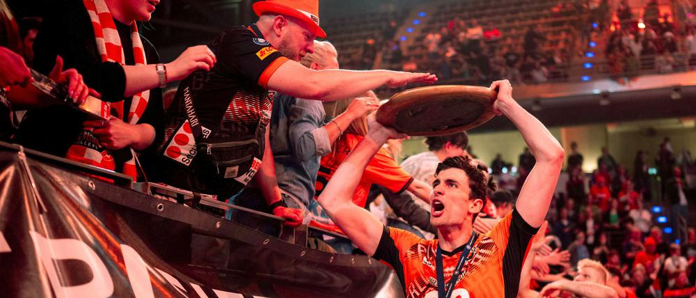 Geburtstagskind Jake Hanes führte die Ehrenrunde für die Berlin Volleys an.