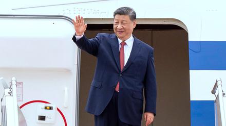Chinas Präsident Xi Jinping winkt beim Einstieg in ein Flugzeug.
