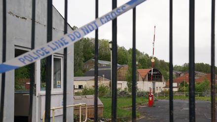 Polizeiband ist an den Toren des Fairfield Industrial Park im Stadtteil Bill Quay in Gateshead zu sehen.