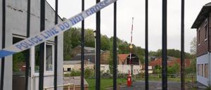 Polizeiband ist an den Toren des Fairfield Industrial Park im Stadtteil Bill Quay in Gateshead zu sehen.