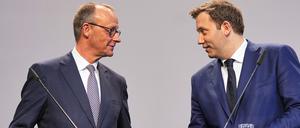 Friedrich Merz (links) und Lars Klingbeil geben eine Pressekonferenz.