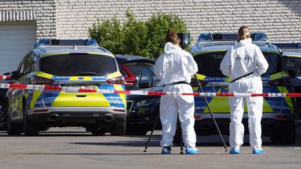 Polizisten untersuchen Anfang 2023 den Tatort.