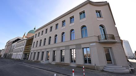 In der Erika-Wolf-Straße haben drei Personen eine Wand besprayt. 