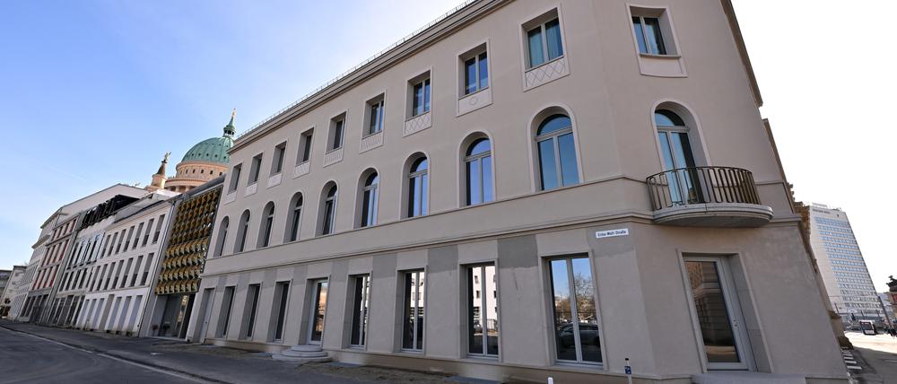 In der Erika-Wolf-Straße haben drei Personen eine Wand besprayt.