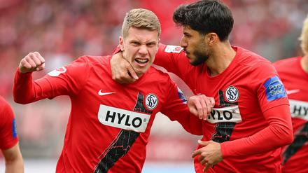 Elias Baum (l) trifft gegen den 1. FC Nürnberg doppelt.