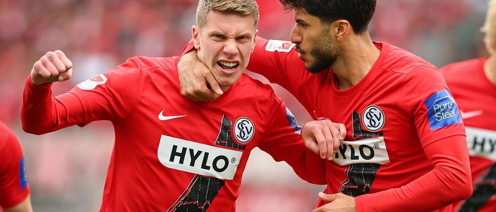 Elias Baum (l) trifft gegen den 1. FC Nürnberg doppelt.