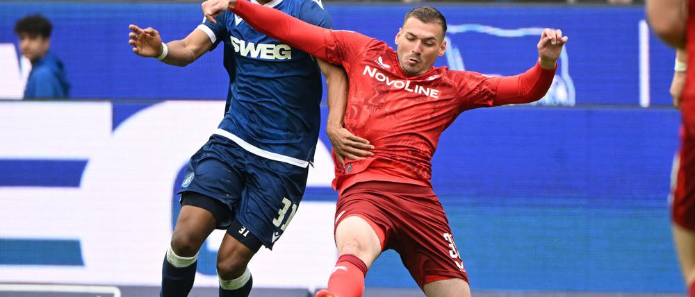 Umkämpftes Duell: Kaiserslauterns Sirch im Duell mit Conte vom KSC.