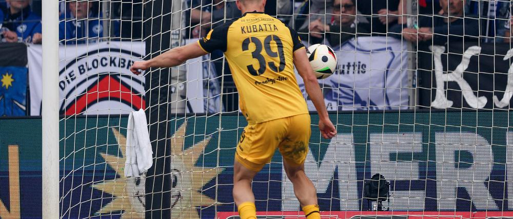 David Kubatta erzielt den Treffer zum 1:1 Ausgleich per Eigentor.