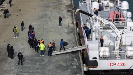 Migranten besteigen im Hafen von Shengjin im Nordwesten Albaniens ein Schiff der italienischen Küstenwache. Im Rechtsstreit um Italiens umstrittenes Asyl-Modell wirft ein Gutachten des Generalanwalts des Europäischen Gerichtshofs (EuGH) Zweifel auf, ob es in dieser Form bestehen kann.