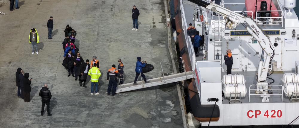 Migranten besteigen im Hafen von Shengjin im Nordwesten Albaniens ein Schiff der italienischen Küstenwache. Im Rechtsstreit um Italiens umstrittenes Asyl-Modell wirft ein Gutachten des Generalanwalts des Europäischen Gerichtshofs (EuGH) Zweifel auf, ob es in dieser Form bestehen kann.