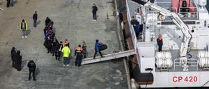 Migranten besteigen im Hafen von Shengjin im Nordwesten Albaniens ein Schiff der italienischen Küstenwache. Im Rechtsstreit um Italiens umstrittenes Asyl-Modell wirft ein Gutachten des Generalanwalts des Europäischen Gerichtshofs (EuGH) Zweifel auf, ob es in dieser Form bestehen kann.