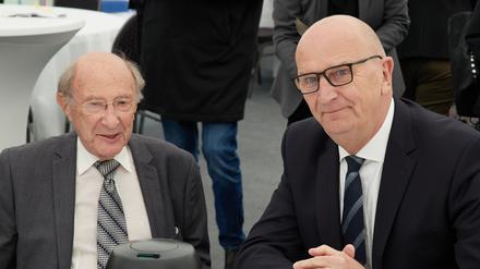 Der KZ-Überlebende Richard Fagot (l) trifft beim Gedenken in Sachsenhausen auf Brandenburgs Ministerpräsident Dietmar Woikde (SPD).