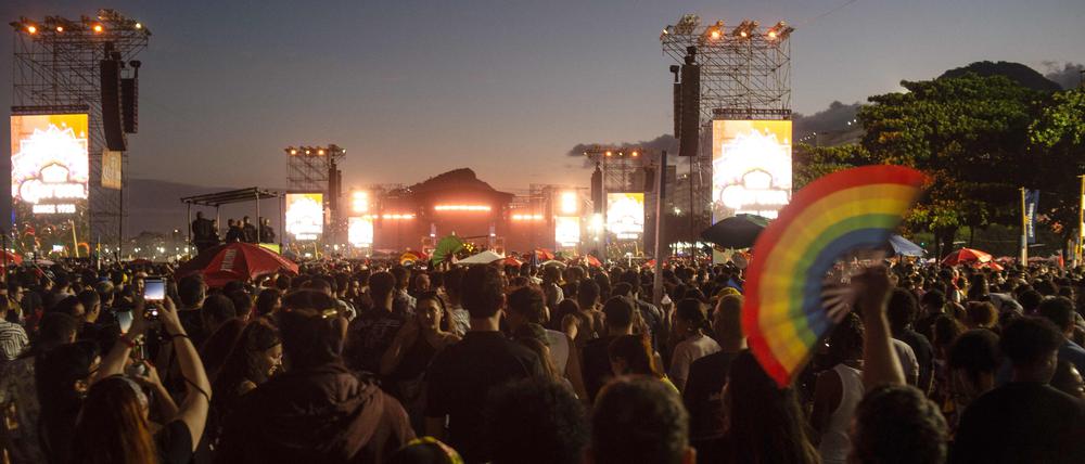 Fans warten auf das Mega-Konzert des US-Popstars Lady Gaga am Strand der Copacabana in Rio de Janeiro.
