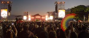 Fans warten auf das Mega-Konzert des US-Popstars Lady Gaga am Strand der Copacabana in Rio de Janeiro.