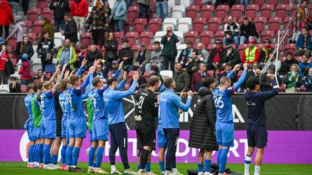 Holstein Kiel feiert den Sieg in Augsburg mit den mitgereisten Fans