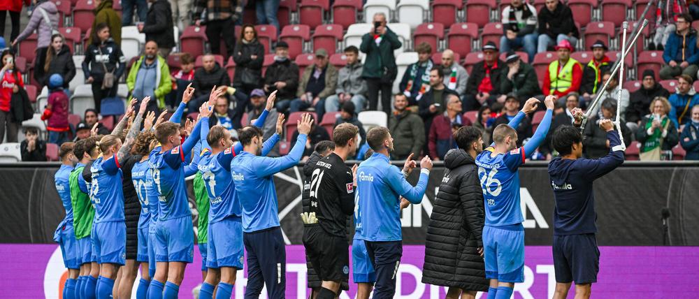 Holstein Kiel feiert den Sieg in Augsburg mit den mitgereisten Fans