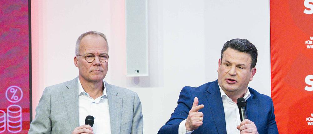 Matthias Miersch, SPD-Generalsekretär und Arbeitsminister Hubertus Heil sitzen auf einem Podium (Symbolbild).