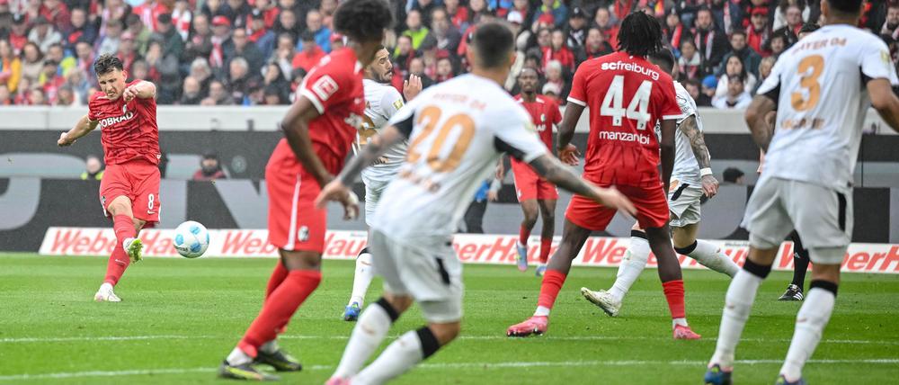 Die Freiburger Führung: Maximilian Eggestein (l.) trifft aus der Distanz.