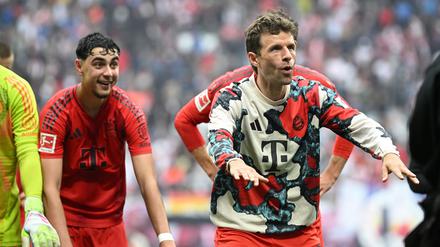 Thomas Müller (r) feiert vor der Bayern-Kurve in Leipzig. 