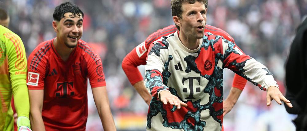 Thomas Müller (r) feiert vor der Bayern-Kurve in Leipzig.