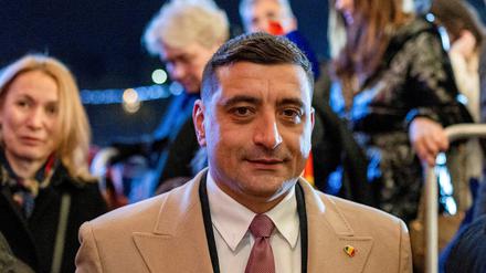 Der Vorsitzende der rechtsradikalen Partei Allianz für die Einheit der Rumänen (AUR), George Simion, in der Wahlkampfzentrale der Partei am Tag der Parlamentswahlen.