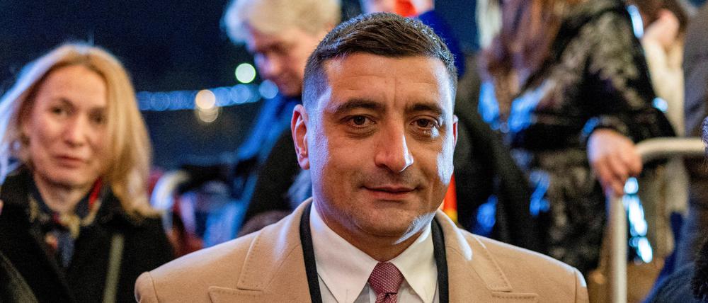 Der Vorsitzende der rechtsradikalen Partei Allianz für die Einheit der Rumänen (AUR), George Simion, in der Wahlkampfzentrale der Partei am Tag der Parlamentswahlen.
