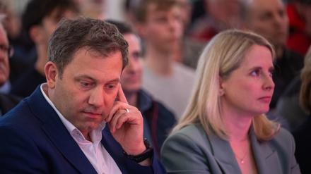 Lars Klingbeil im Gespräch, hier mit Bauministerin Verena Hubertz. 